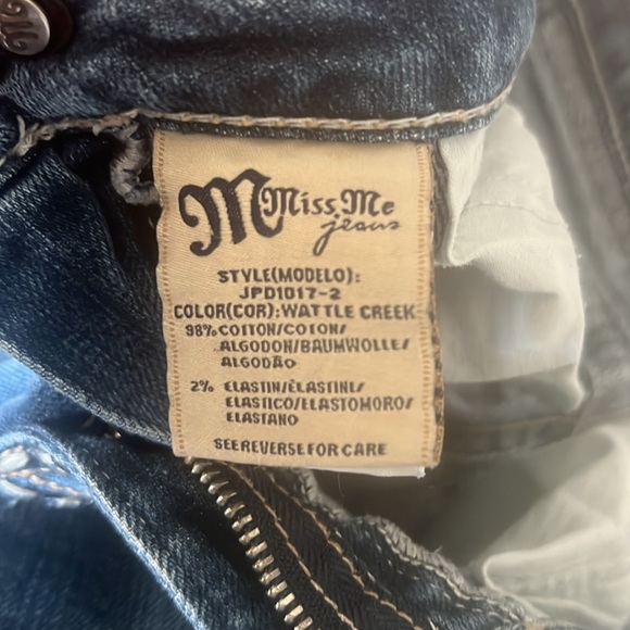 Beautiful pair of size 28 Miss Me Jean - Picture 5 of 6